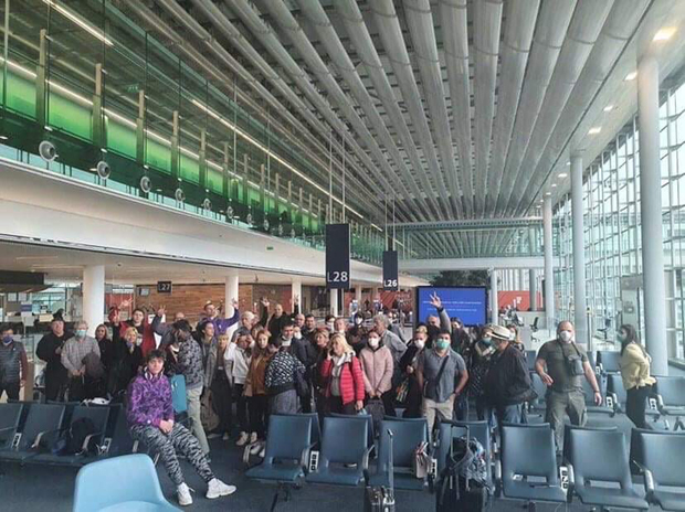 Људи, помозите нам да се вратимо кући! Близу 150 српских држављана од петка заробљенo на париском аеродрому